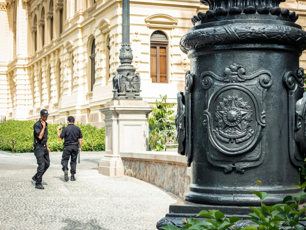 cidades & regiões: Federal: Combate da Polícia em Guarulhos revela tráfico global.