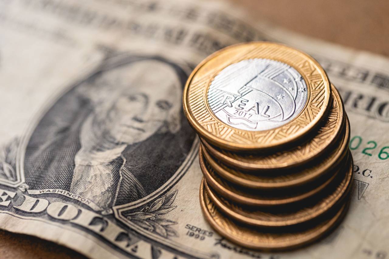 Geopolíticas afetam com leve alta o Dólar hoje: Brasil-EUA em foco.