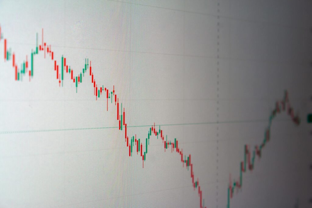 mercado financeiro: Dólar: impasse entre Brasil e EUA faz moeda recuar.