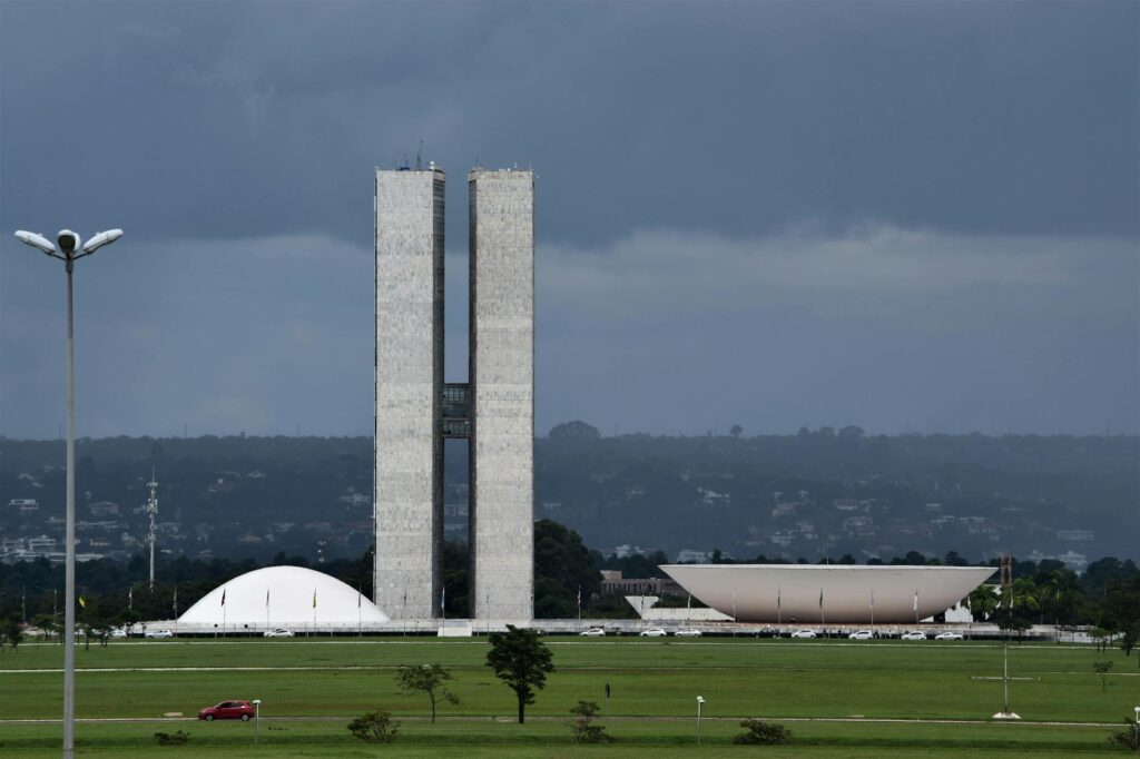 política nacional: Governador do PSDB no MS se filia ao PP: Brasil mudou, diz Eduardo Riedel.
