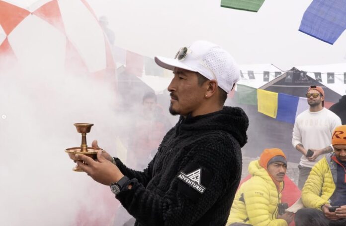Alpinistas: Decisão de expedição ao Nepal em meio a turbulência político-social. Esportes