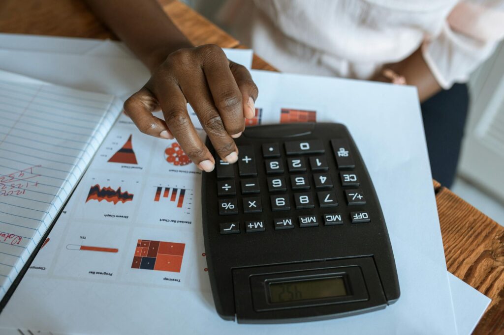 Investimentos e Gestão de Carteira: JBSS32: BB-BI revisa preço-alvo de JBS; confira recomendação e valor.