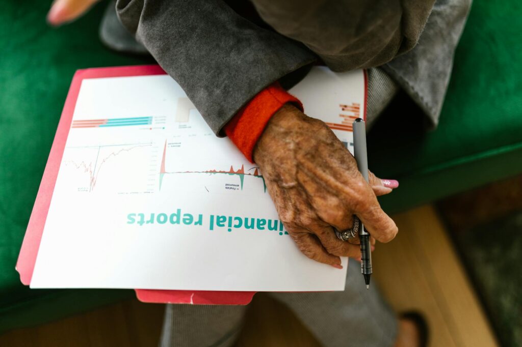 Investimentos e Gestão de Carteira: SNEL11 se destaca entre maiores ganhos diários; IFIX tem leve queda no fechamento.