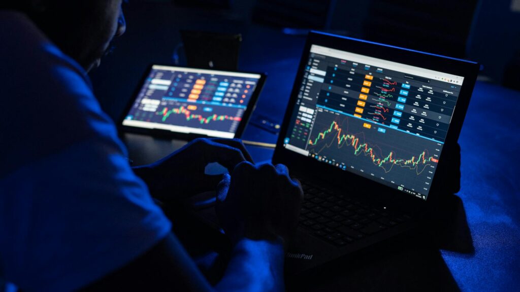 mercado financeiro: Opep+: plano para aumento da produção em outubro visa ampliar fatia de mercado.