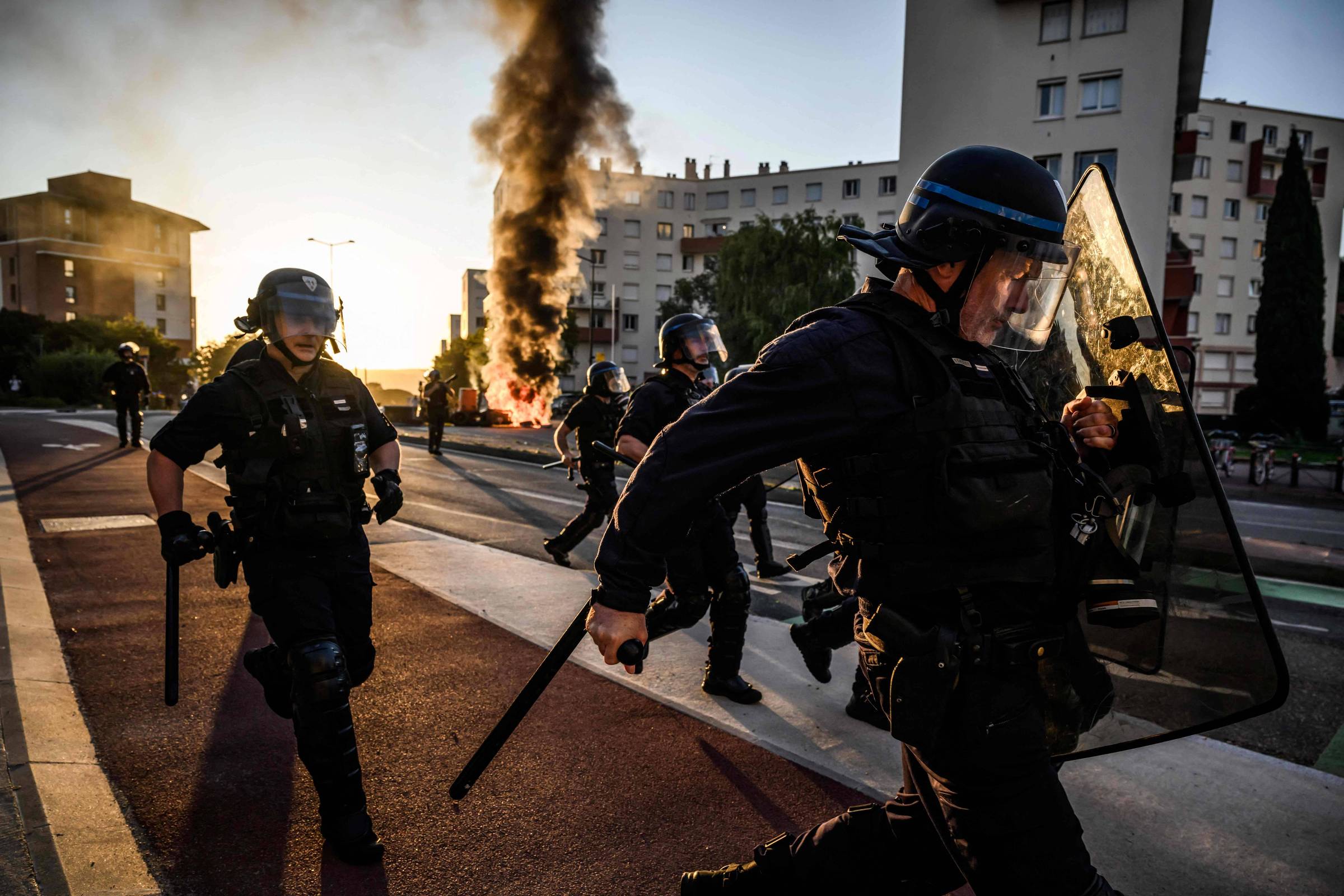 Protestos: Manifestantes interrompem vias e incendeiam ônibus na França. Política Internacional