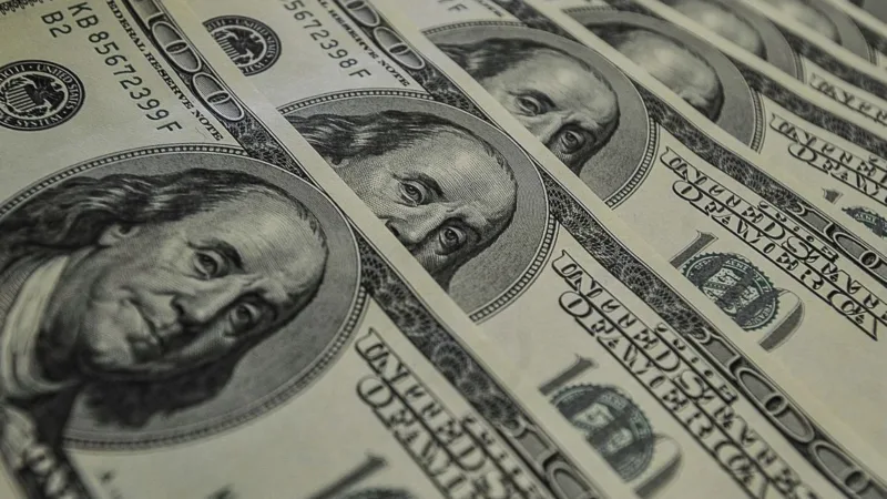 Dólar a R$ 5,38 no fim de 2025? O que derrubou a moeda em quase 11% no ano