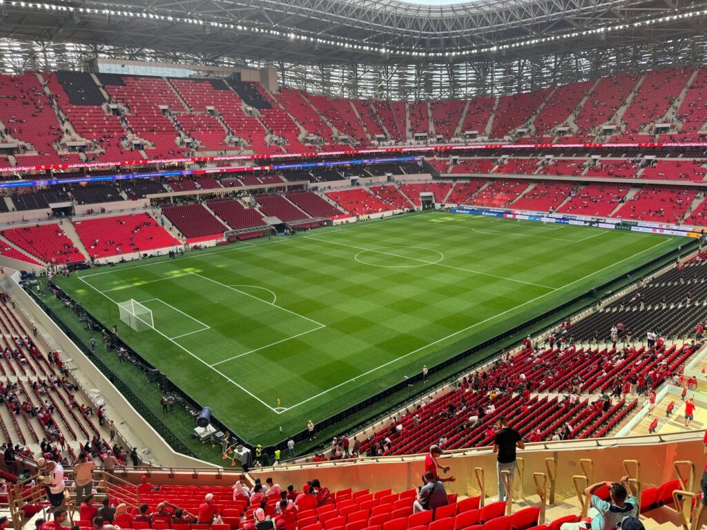 Esportes no Brasil e no Mundo: Snowboarder perseguido por urso: incidente inesperado na descida.