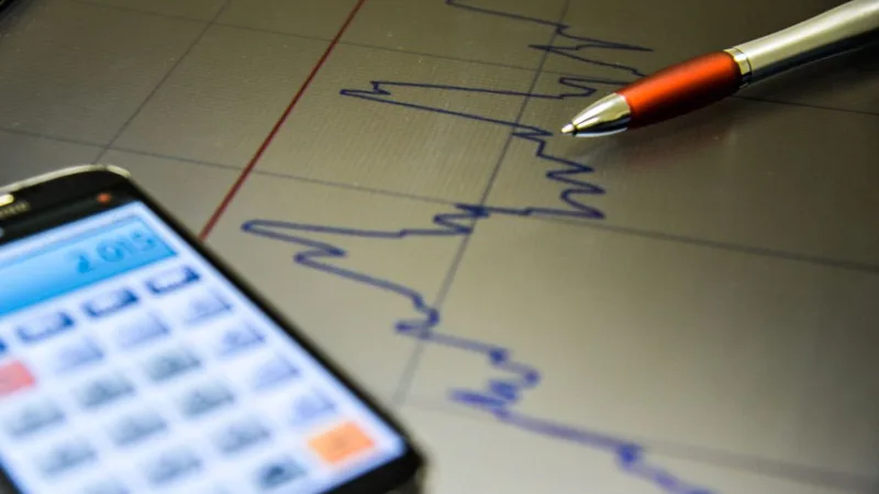 Juros avançam com mercado de trabalho aquecido e fiscal pressionado