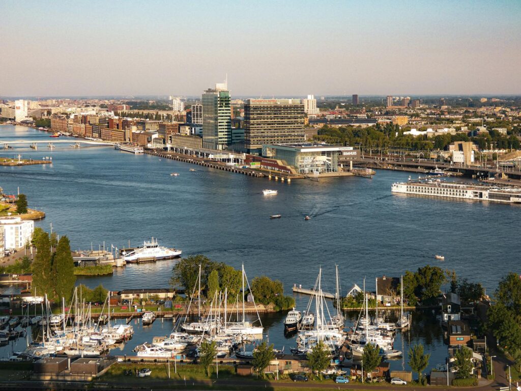 política internacional: Ataque: Drone russo vigia suposto ataque da Ucrânia contra residência de Putin.