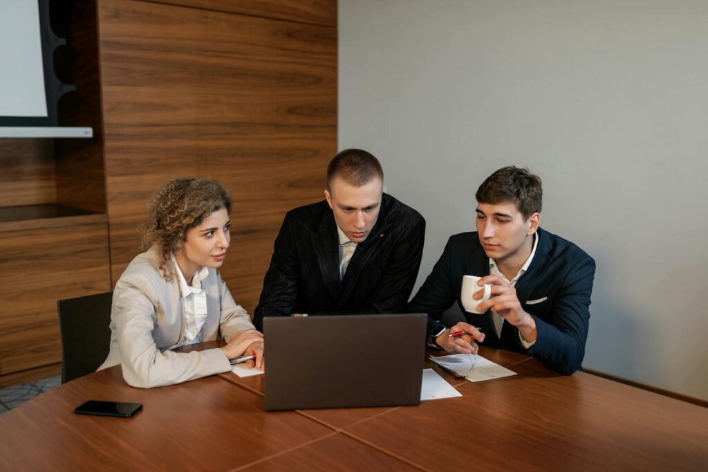 política internacional: Eurostar suspende serviço de trens devido a falha no fornecimento de energia.