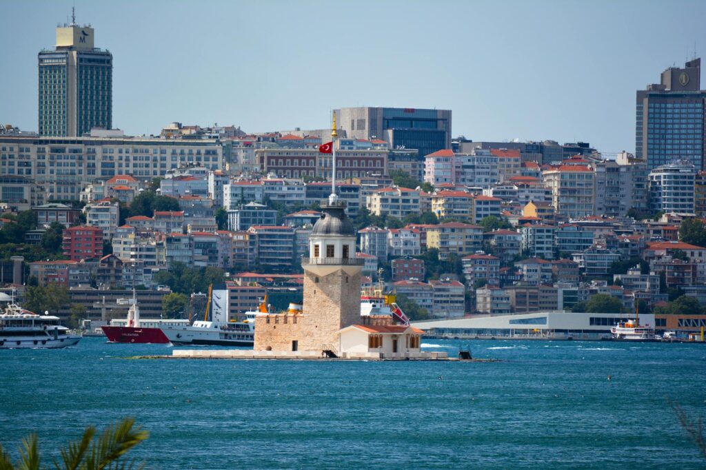 política internacional: Merz busca protagonismo em apoio à Ucrânia e encara desafio de Moscou.