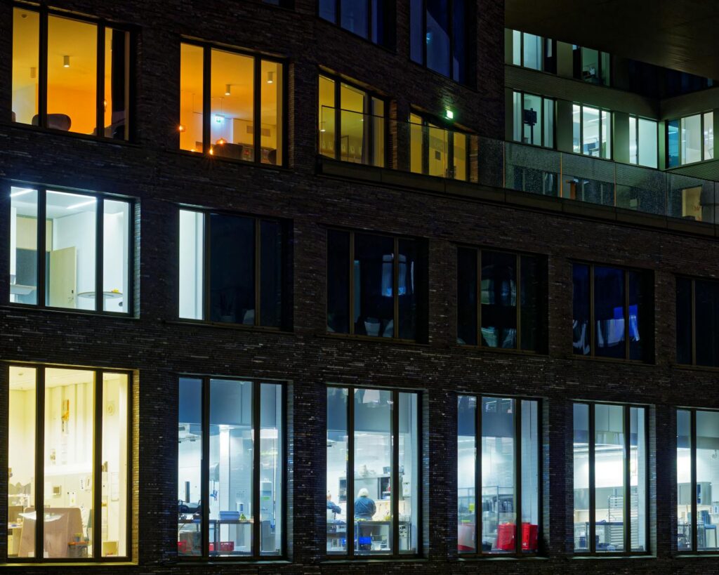 mercado financeiro: Segurança de bar questionada: Incêndio causa 40 mortes chocantes.