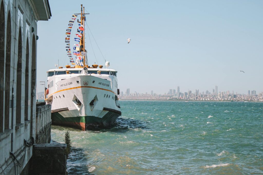 política internacional: Caracas: Moradores relatam ruas vazias e destruição pós ataque EUA.