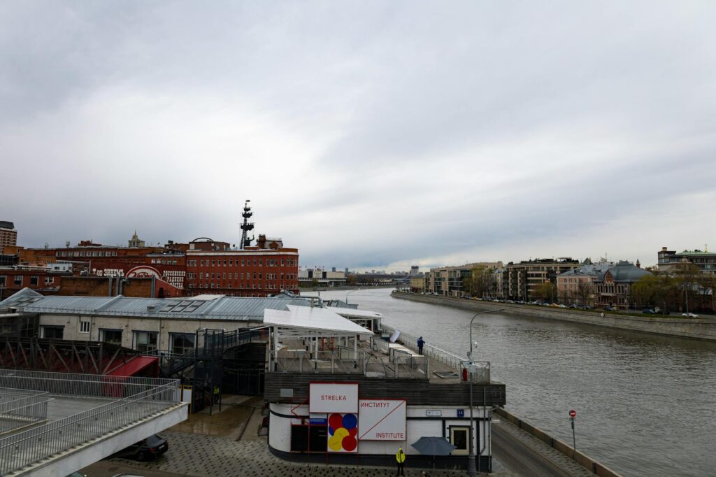 política internacional: Patrulha do general brasileiro cobra carros em rotas ilegais na fronteira com Venezuela.