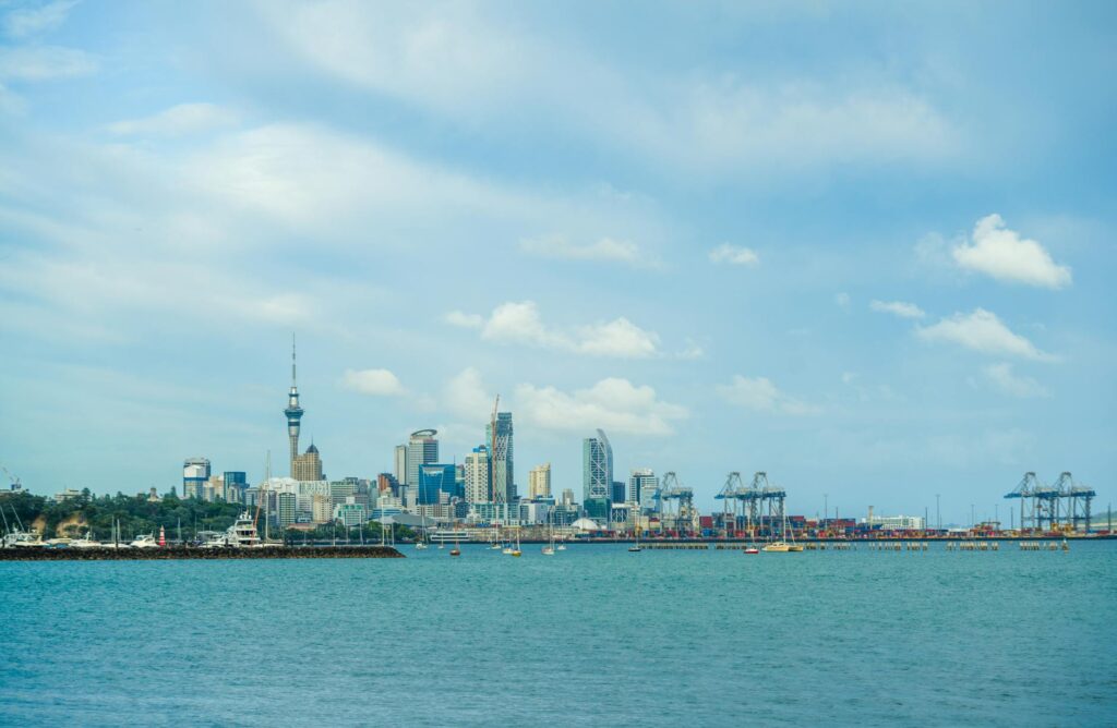 política internacional: Protestos no Irã: Líder ameaça manifestantes; vídeos do impacto.