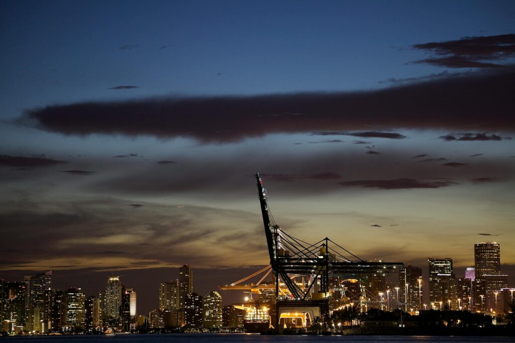 política nacional: PF determina: Eduardo Bolsonaro volta a ser escrivão da corporação.